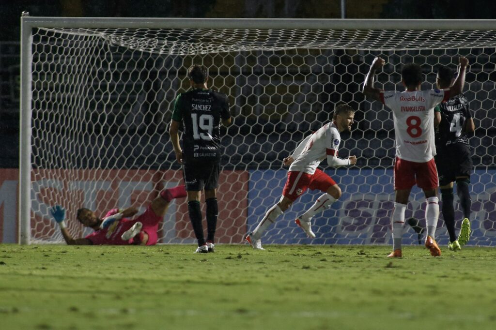 RB Bragantino goleia de 5 e lidera na Sulamericana