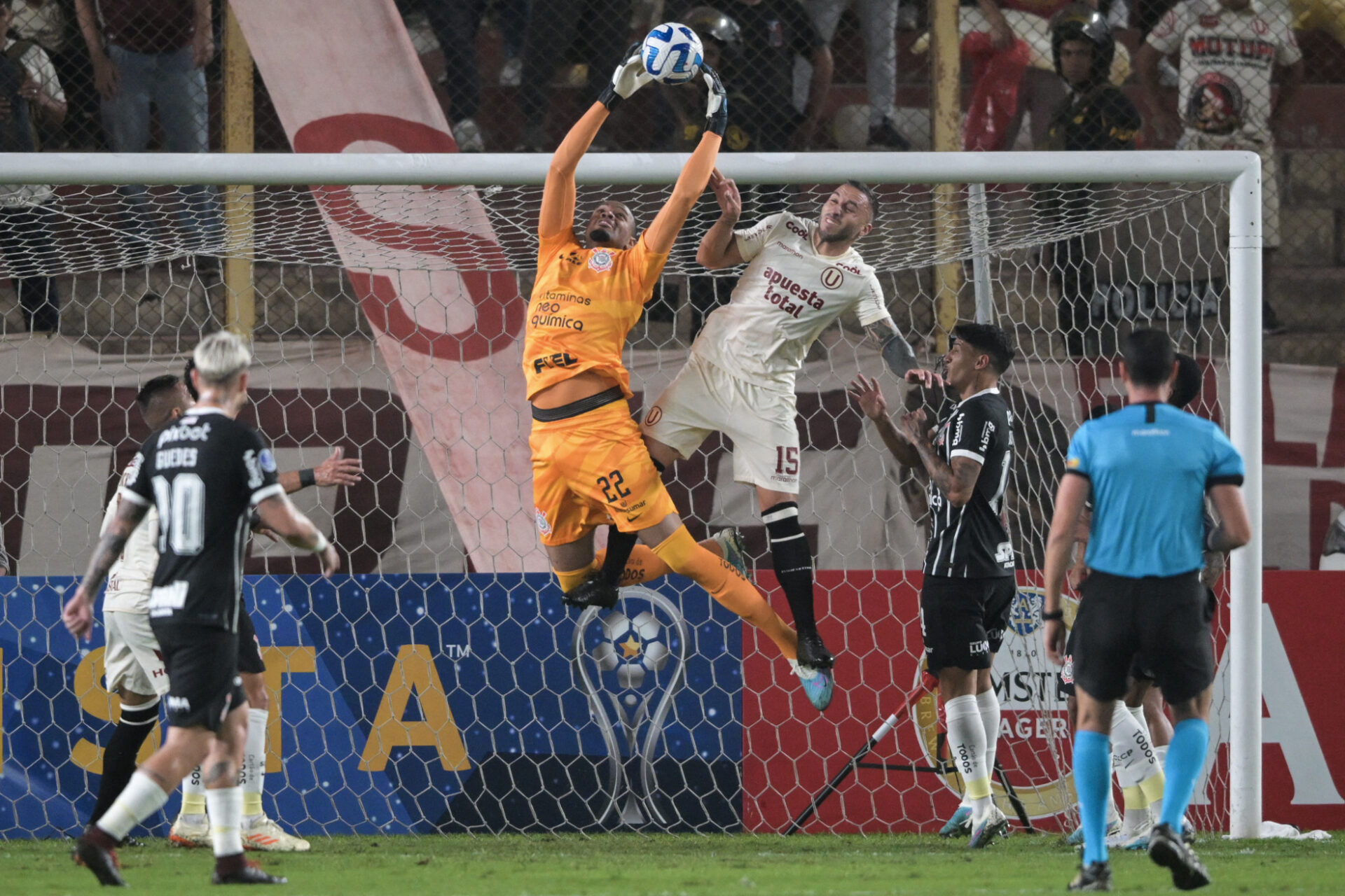 universitario 1 x 2 corinthians sulamericana 1