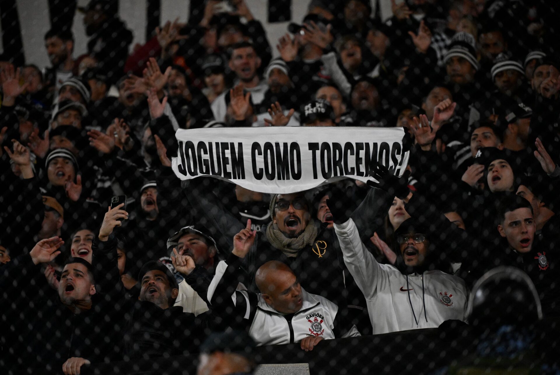 Corinthians vence nos pênaltis e vai à semifinal da Copa Sul-Americana