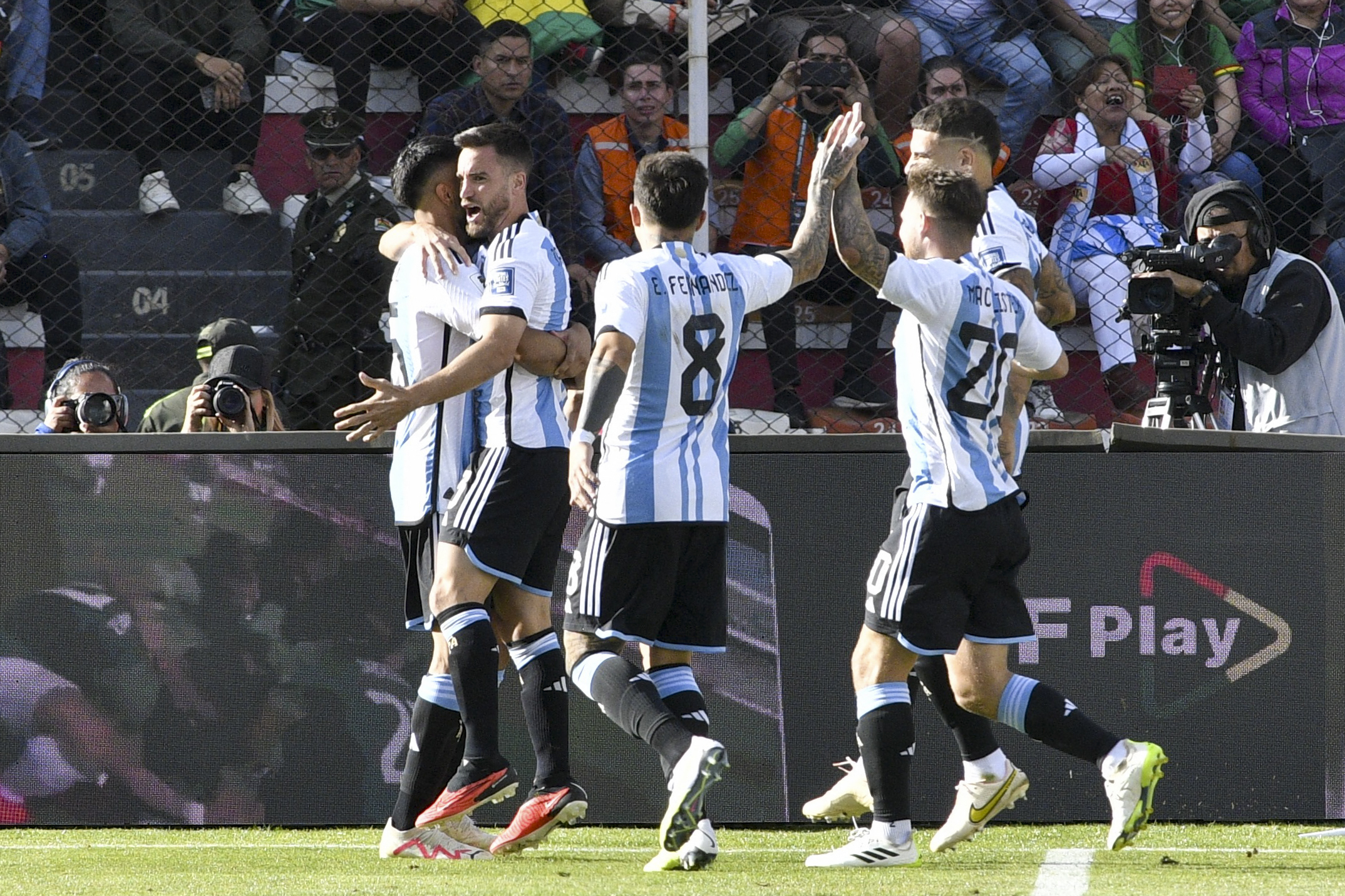 Eliminatórias da Copa 2026: Argentina vence a Bolívia e Messi assiste do Banco