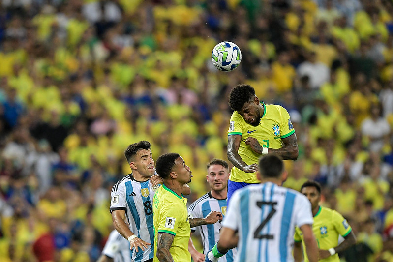 Eliminatórias da Copa 2026: Brasil cai diante da Argentina no Maracanã