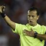 Arbitragem para jogos decisivos da Sul-Americana Veja como ficou a escala de árbitros para os jogos de volta das quartas-de-final da Copa Sul-Americana 2024: Corinthians x Fortaleza: O chileno Piero Maza será o árbitro principal. Ele terá como assistentes seus compatriotas Claudio Urrutia e Miguel Rocha. No VAR, o chileno Juan Lara completará a equipe. Corinthians vs Fortaleza Data: 24 de setembro Hora: 21:30 Local: Arena Corinthians, São Paulo, Brasil Arbitragem: Árbitro Principal: Piero Mazza (CHI) Assistente 1: Claudio Urrutia (CHI) Assistente 2: Miguel Rocha (CHI) Quarto Árbitro: Manuel Vergara (CHI) VAR: Juan Lara (CHI) AVAR 1: José Cabero (CHI) AVAR 2: Edson Cisternas (CHI) Assessor de Árbitros: Manuel Bernal (PAR) Gerente de Qualidade: Wilson Lamouroux (COL) Cruzeiro x Libertad: O chileno Felipe Gonzalez foi escalado para apitar o confronto. Ele terá como assistentes Jose Retamal e Juan Serrano, ambos também chilenos. O VAR será o chileno Rodrigo Carvajal. Cruzeiro vs Libertad Data: 26 de setembro Hora: 21:30 Local: Mineirão, Belo Horizonte, Brasil Arbitragem: Árbitro Principal: Felipe Gonzalez (CHI) Assistente 1: José Retamal (CHI) Assistente 2: Juan Serrano (CHI) Quarto Árbitro: Fernando Vejar (CHI) VAR: Rodrigo Carvajal (CHI) AVAR 1: Francisco Gilabert (CHI) AVAR 2: Alan Sandoval (CHI) Assessor de Árbitros: Pedro Saucedo (BOL) Gerente de Qualidade: Carlos Pastorino (ECU) Racing x Athletico-PR: O colombiano Andres Rojas será o árbitro principal. Ele terá como assistentes Alexander Guzman e David Fuentes, ambos também colombianos. No VAR, Jhon Ospina, também colombiano, completará a equipe. Racing vs Atlético Paranaense Data: 26 de setembro Hora: 21:30 Local: Avellaneda, Buenos Aires, Argentina Arbitragem: Árbitro Principal: Andrés Rojas (COL) Assistente 1: Alexander Guzmán (COL) Assistente 2: David Fuentes (COL) Quarto Árbitro: Bismark Santiago (COL) VAR: Jhon Ospina (COL) AVAR 1: Yadir Acuña (COL) AVAR 2: Leonard Mosquera (COL) Assessor de Árbitros: Miguel Nievas (URU) Gerente de Qualidade: Wilson Avila (ECU) Independiente vs Lanús: O venezuelano Alexis Herrera foi o escolhido para apitar a partida, auxiliado por seus compatriotas Jorge Urrego e Tulio Moreno. No VAR, Juan Soto, da Venezuela. O gerente de quqlidade será o brasileiro Emerson Carvalho. Independiente Medellín vs Lanús Data: 25 de setembro Hora: 19:30 Local: Atanásio Girardot, Medellín, Colômbia Arbitragem: Árbitro Principal: Alexis Herrera (VEN) Assistente 1: Jorge Urrego (VEN) Assistente 2: Tulio Moreno (VEN) Quarto Árbitro: Yender Herrera (VEN) VAR: Juan Soto (VEN) AVAR 1: Andrés Cunha (URU) AVAR 2: Santiago Fernández (URU) Assessor de Árbitros: Jorge Mercado (PAR) Gerente de Qualidade: Emerson de Carvalho (BRA)