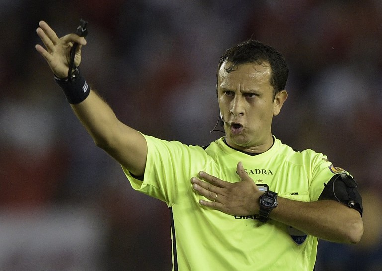 Arbitragem para jogos decisivos da Sul-Americana Veja como ficou a escala de árbitros para os jogos de volta das quartas-de-final da Copa Sul-Americana 2024: Corinthians x Fortaleza: O chileno Piero Maza será o árbitro principal. Ele terá como assistentes seus compatriotas Claudio Urrutia e Miguel Rocha. No VAR, o chileno Juan Lara completará a equipe. Corinthians vs Fortaleza Data: 24 de setembro Hora: 21:30 Local: Arena Corinthians, São Paulo, Brasil Arbitragem: Árbitro Principal: Piero Mazza (CHI) Assistente 1: Claudio Urrutia (CHI) Assistente 2: Miguel Rocha (CHI) Quarto Árbitro: Manuel Vergara (CHI) VAR: Juan Lara (CHI) AVAR 1: José Cabero (CHI) AVAR 2: Edson Cisternas (CHI) Assessor de Árbitros: Manuel Bernal (PAR) Gerente de Qualidade: Wilson Lamouroux (COL) Cruzeiro x Libertad: O chileno Felipe Gonzalez foi escalado para apitar o confronto. Ele terá como assistentes Jose Retamal e Juan Serrano, ambos também chilenos. O VAR será o chileno Rodrigo Carvajal. Cruzeiro vs Libertad Data: 26 de setembro Hora: 21:30 Local: Mineirão, Belo Horizonte, Brasil Arbitragem: Árbitro Principal: Felipe Gonzalez (CHI) Assistente 1: José Retamal (CHI) Assistente 2: Juan Serrano (CHI) Quarto Árbitro: Fernando Vejar (CHI) VAR: Rodrigo Carvajal (CHI) AVAR 1: Francisco Gilabert (CHI) AVAR 2: Alan Sandoval (CHI) Assessor de Árbitros: Pedro Saucedo (BOL) Gerente de Qualidade: Carlos Pastorino (ECU) Racing x Athletico-PR: O colombiano Andres Rojas será o árbitro principal. Ele terá como assistentes Alexander Guzman e David Fuentes, ambos também colombianos. No VAR, Jhon Ospina, também colombiano, completará a equipe. Racing vs Atlético Paranaense Data: 26 de setembro Hora: 21:30 Local: Avellaneda, Buenos Aires, Argentina Arbitragem: Árbitro Principal: Andrés Rojas (COL) Assistente 1: Alexander Guzmán (COL) Assistente 2: David Fuentes (COL) Quarto Árbitro: Bismark Santiago (COL) VAR: Jhon Ospina (COL) AVAR 1: Yadir Acuña (COL) AVAR 2: Leonard Mosquera (COL) Assessor de Árbitros: Miguel Nievas (URU) Gerente de Qualidade: Wilson Avila (ECU) Independiente vs Lanús: O venezuelano Alexis Herrera foi o escolhido para apitar a partida, auxiliado por seus compatriotas Jorge Urrego e Tulio Moreno. No VAR, Juan Soto, da Venezuela. O gerente de quqlidade será o brasileiro Emerson Carvalho. Independiente Medellín vs Lanús Data: 25 de setembro Hora: 19:30 Local: Atanásio Girardot, Medellín, Colômbia Arbitragem: Árbitro Principal: Alexis Herrera (VEN) Assistente 1: Jorge Urrego (VEN) Assistente 2: Tulio Moreno (VEN) Quarto Árbitro: Yender Herrera (VEN) VAR: Juan Soto (VEN) AVAR 1: Andrés Cunha (URU) AVAR 2: Santiago Fernández (URU) Assessor de Árbitros: Jorge Mercado (PAR) Gerente de Qualidade: Emerson de Carvalho (BRA)