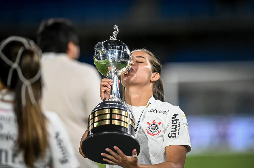 libertadores feminina 2024 - jogadores do Corinthians comemoram titulo 2023