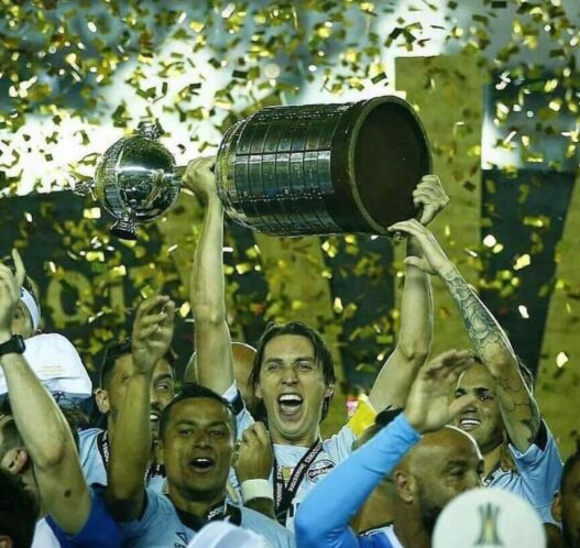 Aposentadoria: Pedro Geromel do Grêmio ergue a taça de Campeão da Libertadores 2017