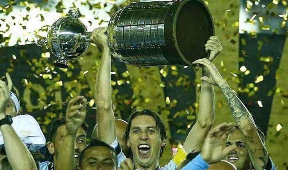 Aposentadoria: Pedro Geromel do Grêmio ergue a taça de Campeão da Libertadores 2017