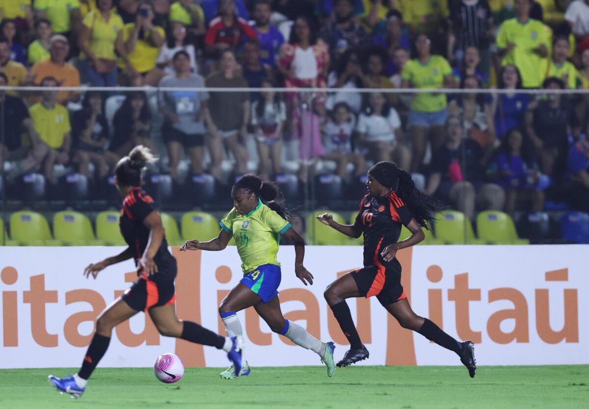 disputa de bola em brasil x colombia feminino