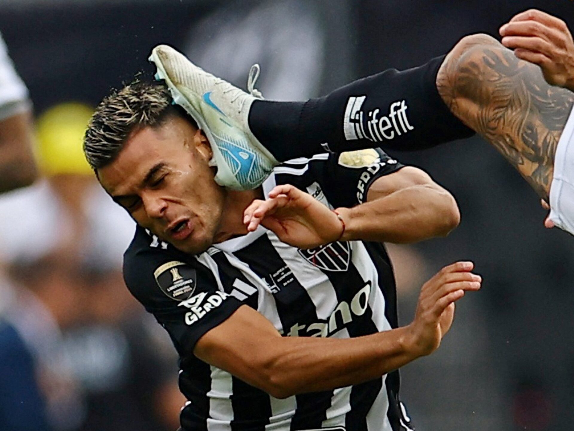 Golpe de Gregore para Fausto Vera e expulsão recorde na história da Copa Libertadores