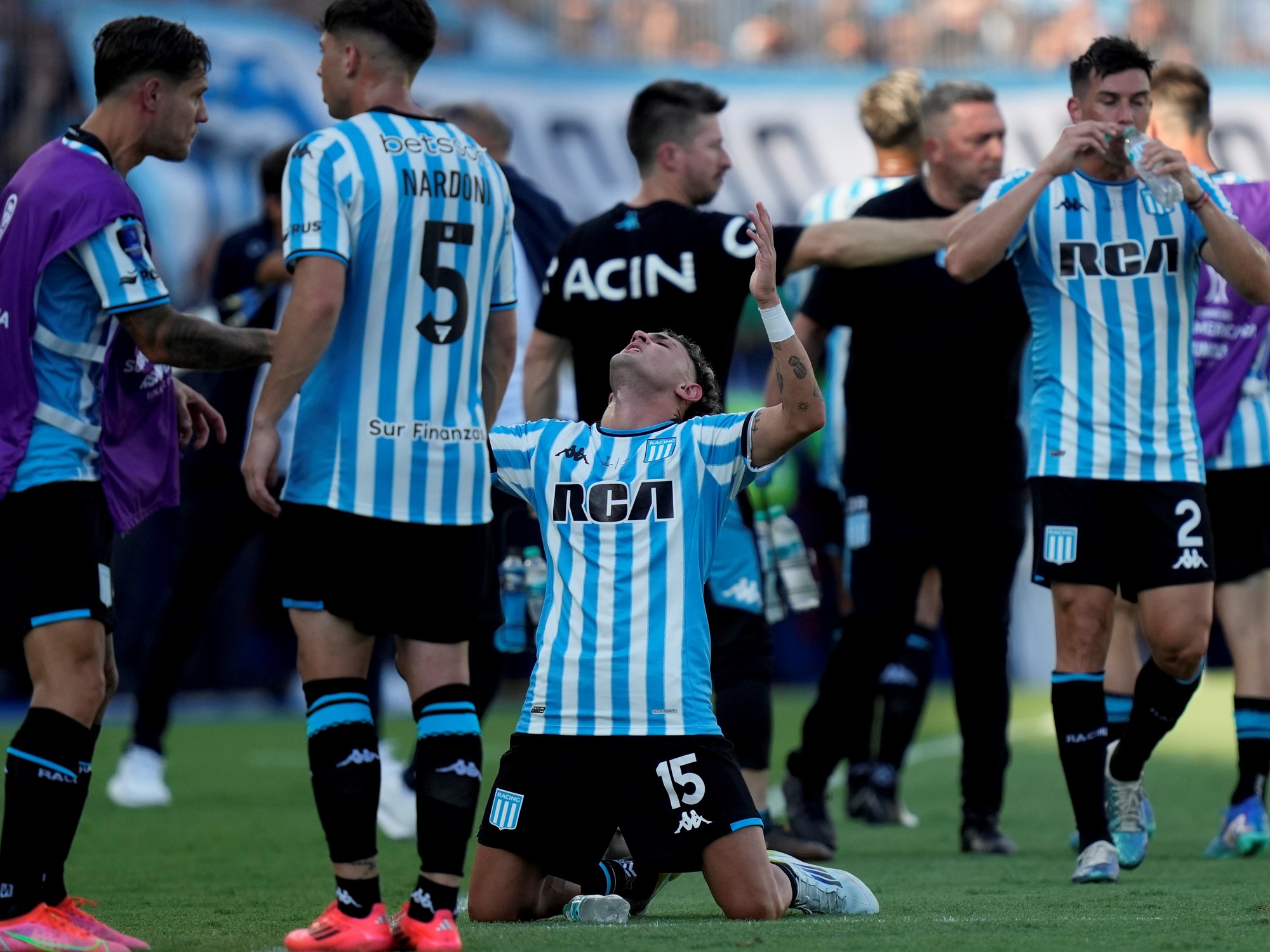 a bola entrou com tanto veneno que até derrubou a