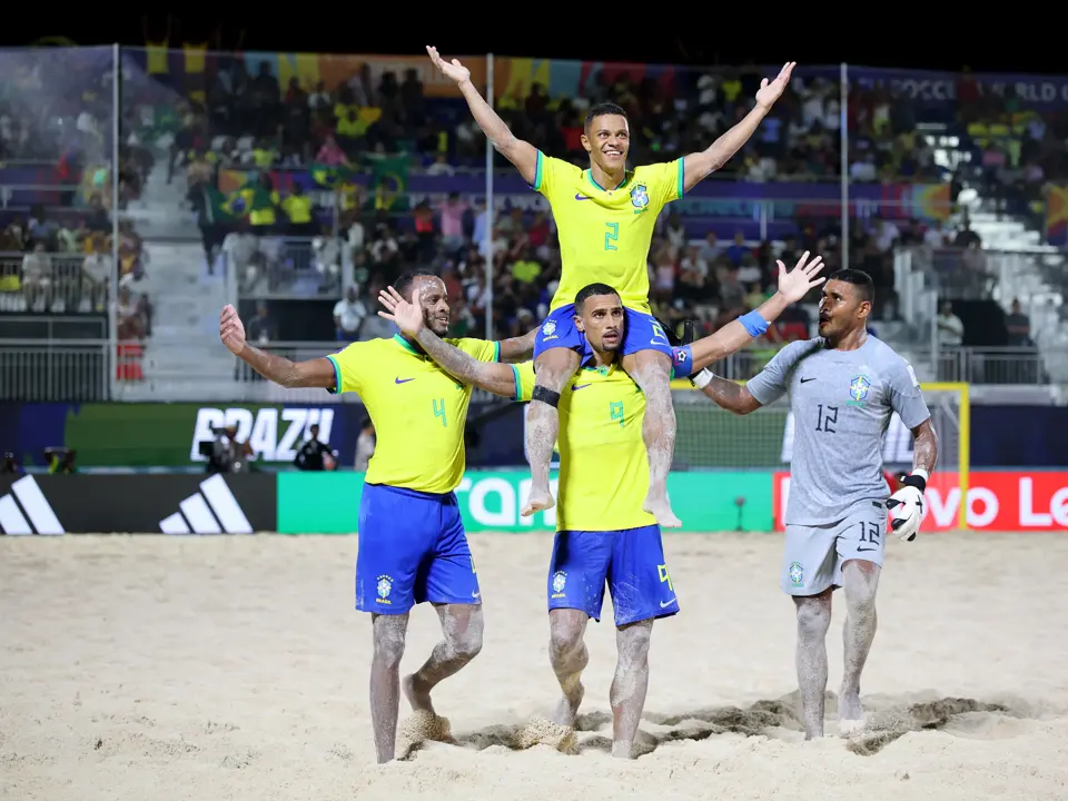 Mundial de Beach Soccer Brasil goleia oma e chega 100% nas quartas de final