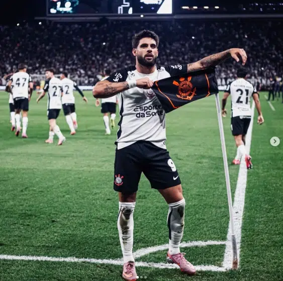 Yuri Alberto com a camisa do Corinthians em negociação 2026 (1)