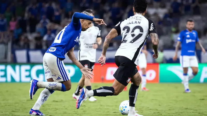 Allan disputa bola com Matheus Pereira na partida Cruzeiro e Corinthians pelo Brasileirão