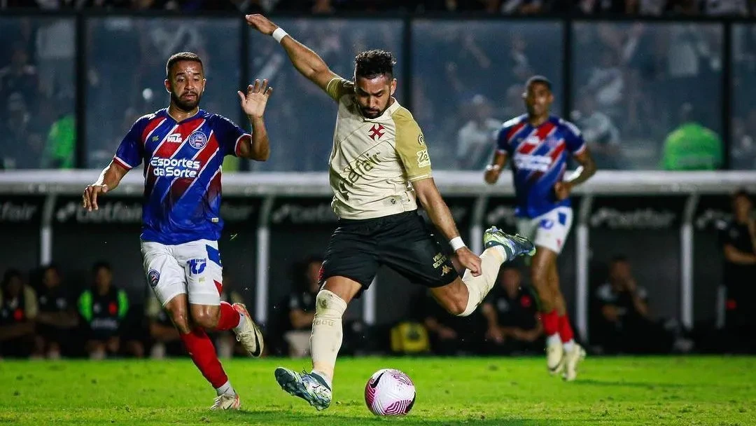 onde assistir vasco x bahia ao vivo - ogadores em campo durante jogo em São Januário para definir a escalação do Vasco hoje contra o Bahia pelo Brasileirão 2026