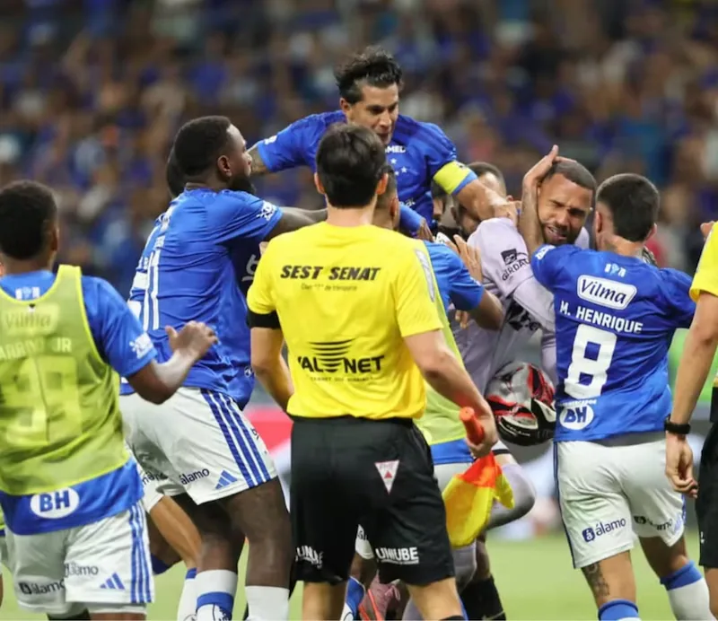 23 expulsos Cruzeiro x Atlético-MG