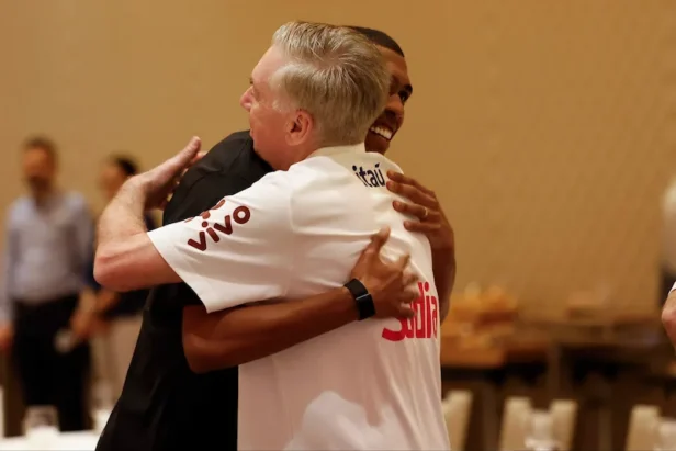 Por que Alex Sandro foi cortado da Seleção Brasileira? Kaiki, do Cruzeiro, é convocado e Gabriel Magalhães também é cortado. 2 Seleção Brasileira Ancelotti recebe jogadores em Orlando nos EUA