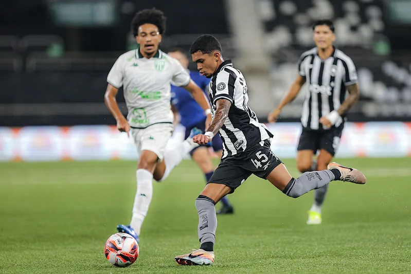 Botafogo x Barcelona SC: Ingressos, Preços e Guia de Biometria para a Libertadores 2026 2 Disputa de bola acirrada entre jogadores do Botafogo e Boavista em jogo válido pelo Campeonato Carioca 2026. Atletas em primeiro plano com uniforme oficial - ingresso botafogo libertadores nacional potosi 2026