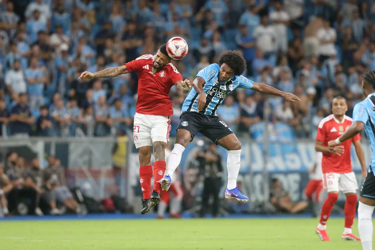 jogadores de internacional e gremio disputam bola durante grenal na final do gauchao 2026