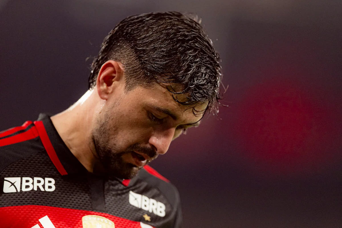 Jogadores de Flamengo e Madureira disputando bola em jogo decisivo no Maracanã pelo Cariocão 2026.
