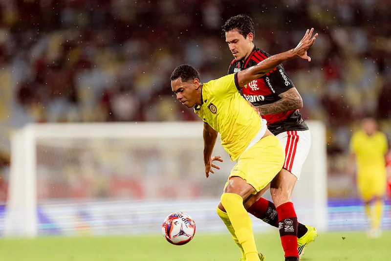 Jogadores de Flamengo e Madureira disputando bola na semifinal Campeonato Carioca 2026. - Onde assistir Flamengo x Madureira AO VIVO
