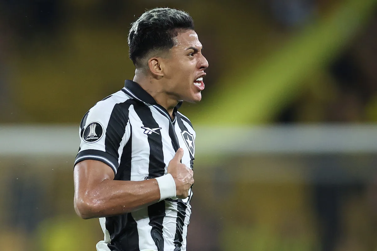 Jogador do Botafogo Matheus Martins comemora gol em velocidade durante partida contra o Barcelona de Guayaquil no chaveamento Libertadores 2026 atualizado.